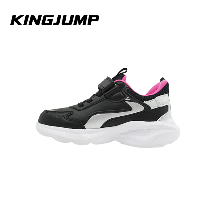kid’s flexible sports shoes